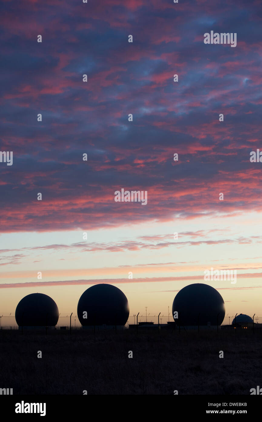 Kuppeln über Radar Scanner an RAF Croughton. Northamptonshire, England in der Morgendämmerung. Silhouette Stockfoto