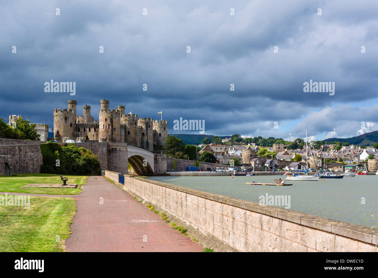 Waterfront Park vor Conwy Castle und Hafen, Conwy, North Wales, UK Stockfoto