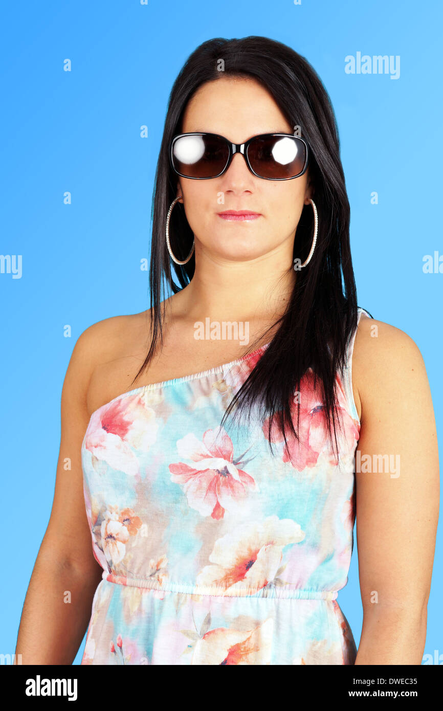 Strand-Schönheit, junge Frau mit Sonnenbrille über blauen Himmel Stockfoto