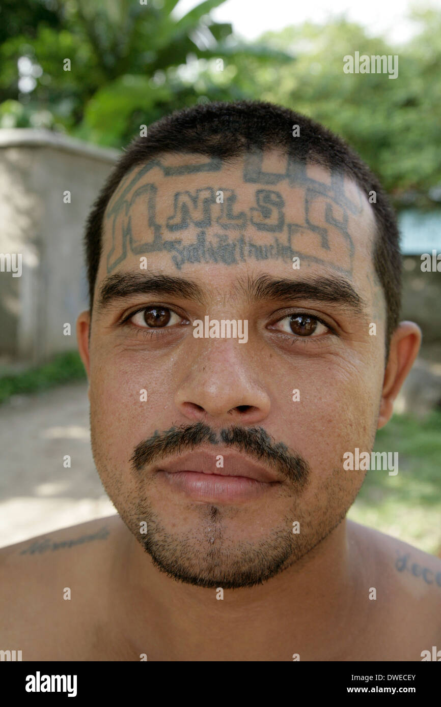 Honduras ein ehemaliges Mitglied der MS Bande, San Pedro Sula. Er hat seitdem von einer rivalisierenden Gang ermordet worden. Stockfoto