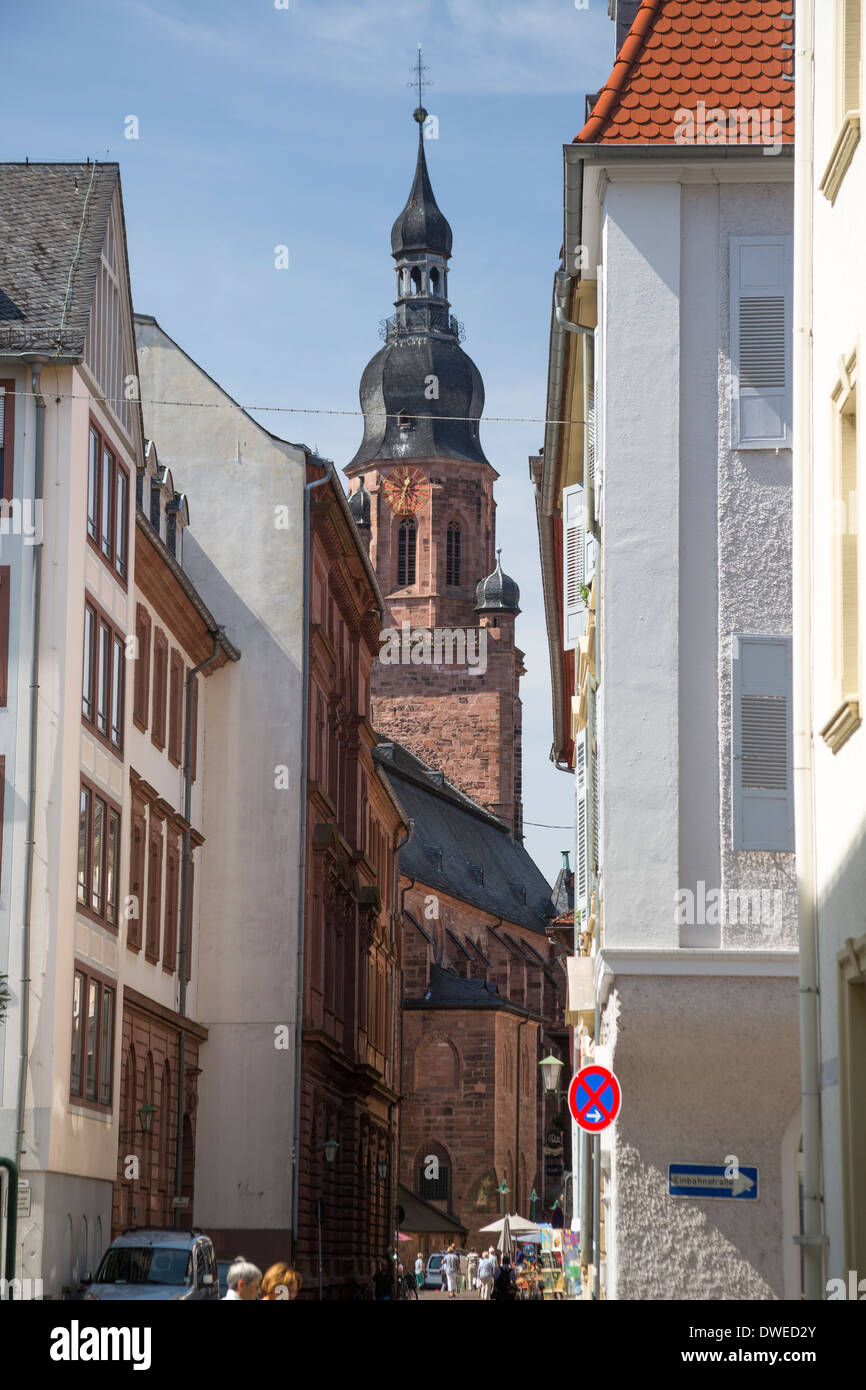 Straße in der Altstadt Heidelberg mit Blick auf die Kirche des Heiligen Geistes Stockfoto