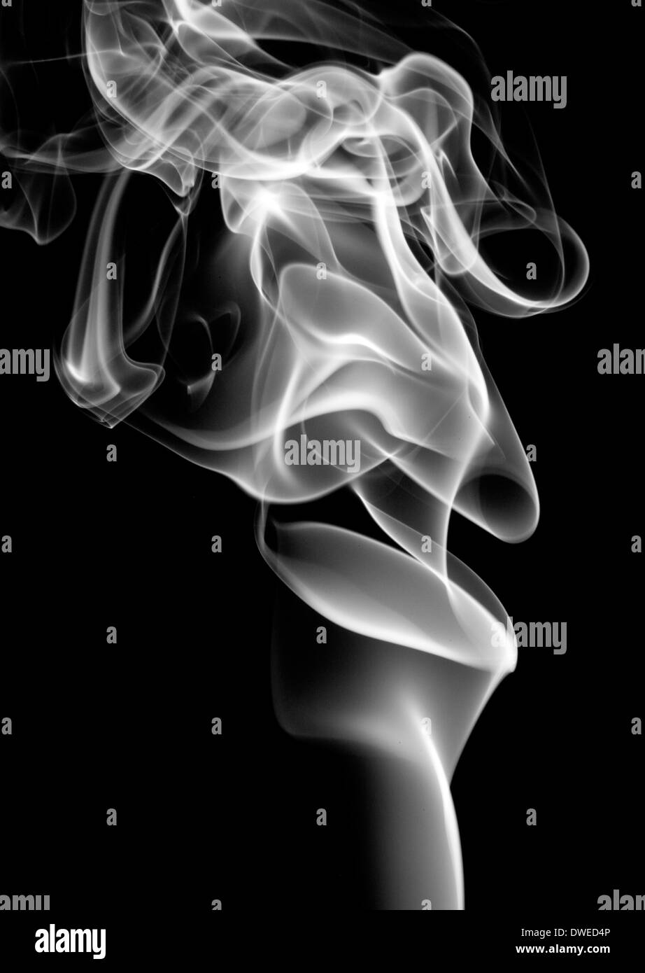 Wirbelt von Zigarettenrauch Stockfoto