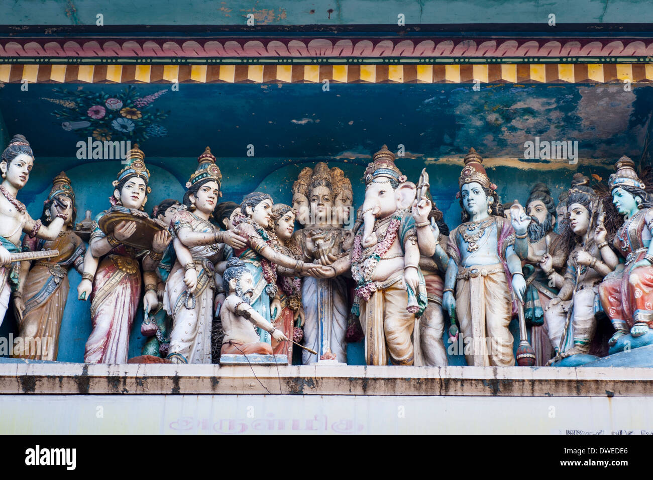 Indien Tamil Nadu Pondicherry Puducherry Manakula Vinayakar Tempel Dach detail Stuck religiöse Figur Figuren Symbol Symbole Ganesh Ganesha Elefant Gottheit Stockfoto