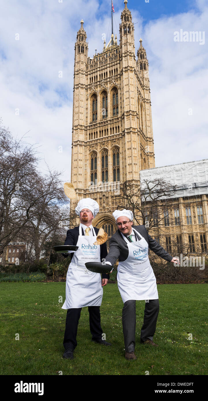 MP-Team flipping Pfannkuchen vor Beginn der Reha parlamentarischen Pancake Race, London UK 4. März 2014 Stockfoto