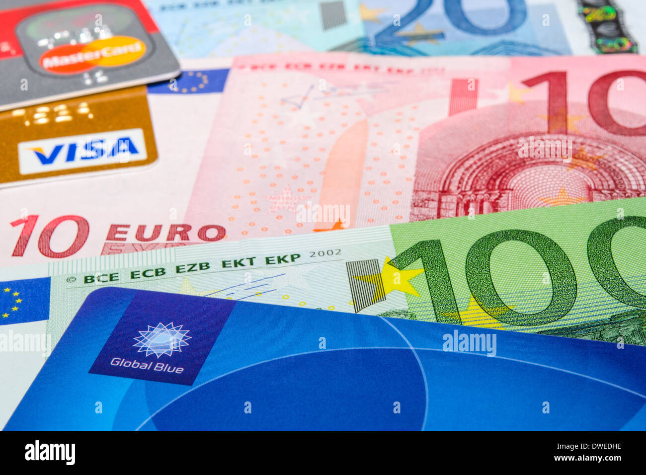München, Deutschland - 23. Februar 2014: Global Blue, Visa und MasterCard Kreditkarten auf Euro-Banknoten Stockfoto