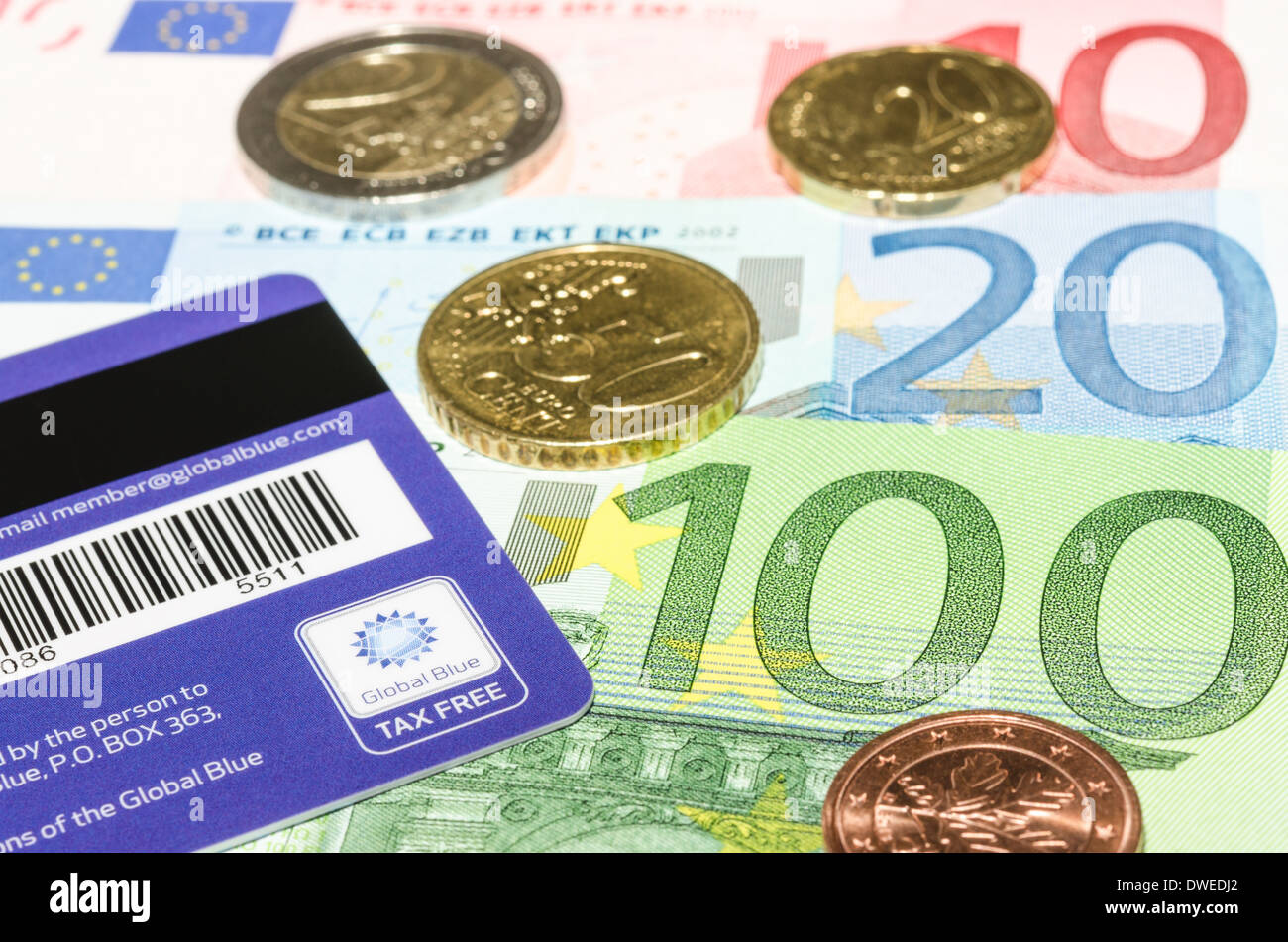 München, Deutschland - 24. Februar 2014: Barcode und Logo auf Global Blue Karte gegen die europäische Währung. Stockfoto