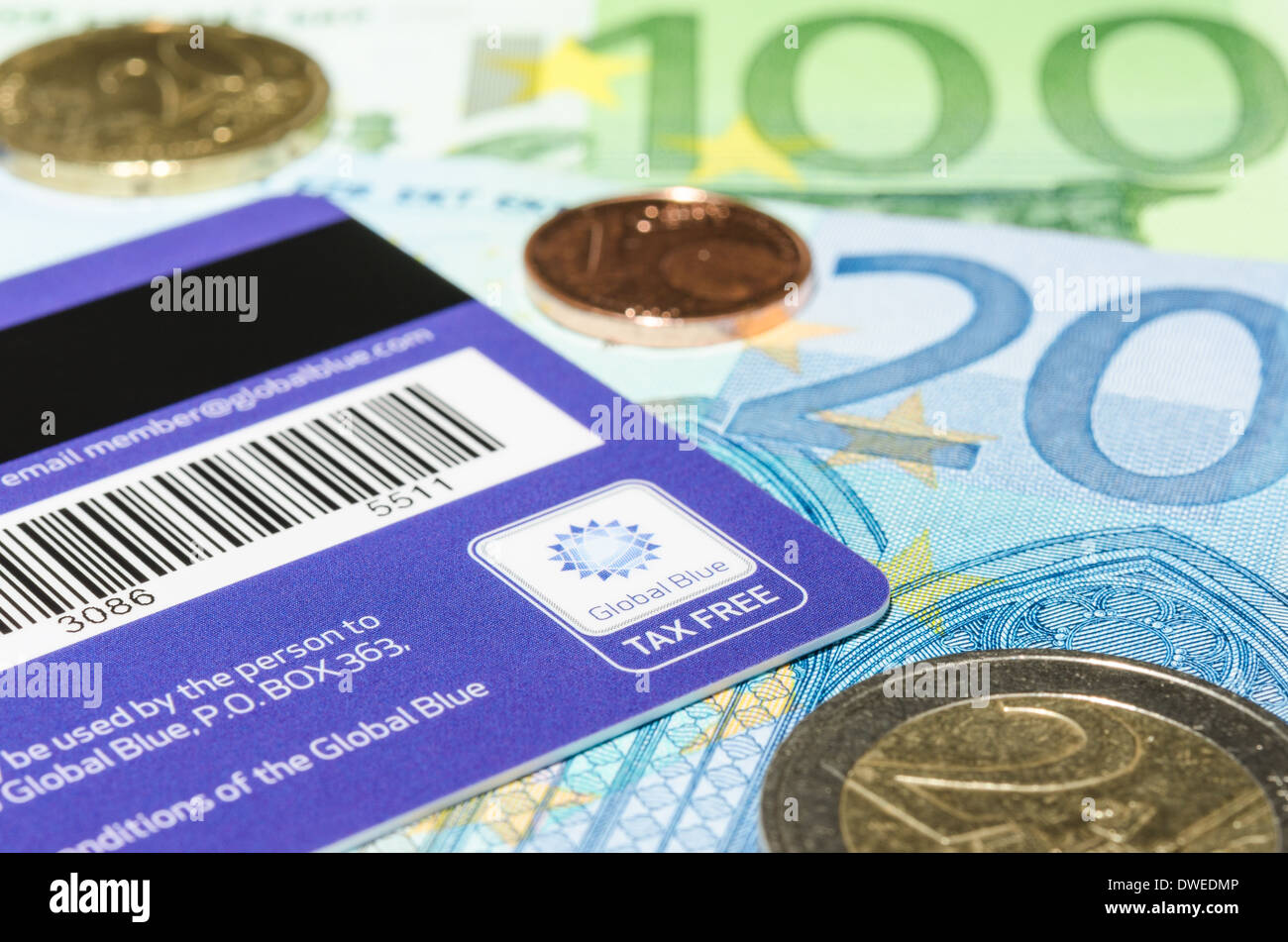 München - 24. Februar 2014: Global Blue Closeup Schriftzug auf der Rückseite der Plastikkarte gegen Euro-Bargeld Stockfoto