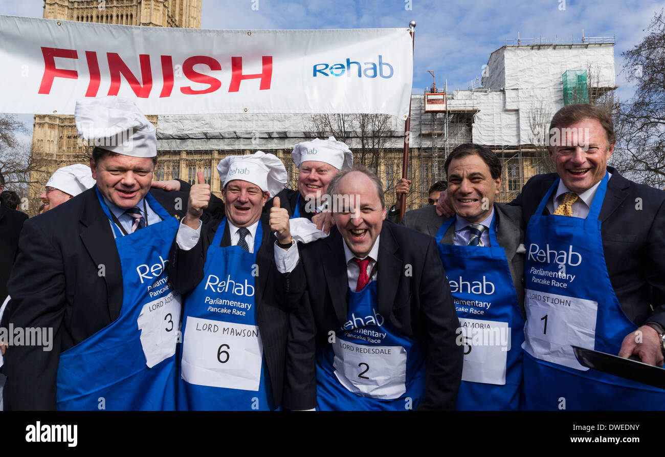 Reha-parlamentarische Pancake Race 2014: das Siegerteam des Lords. London UK 4 März 2014 Stockfoto
