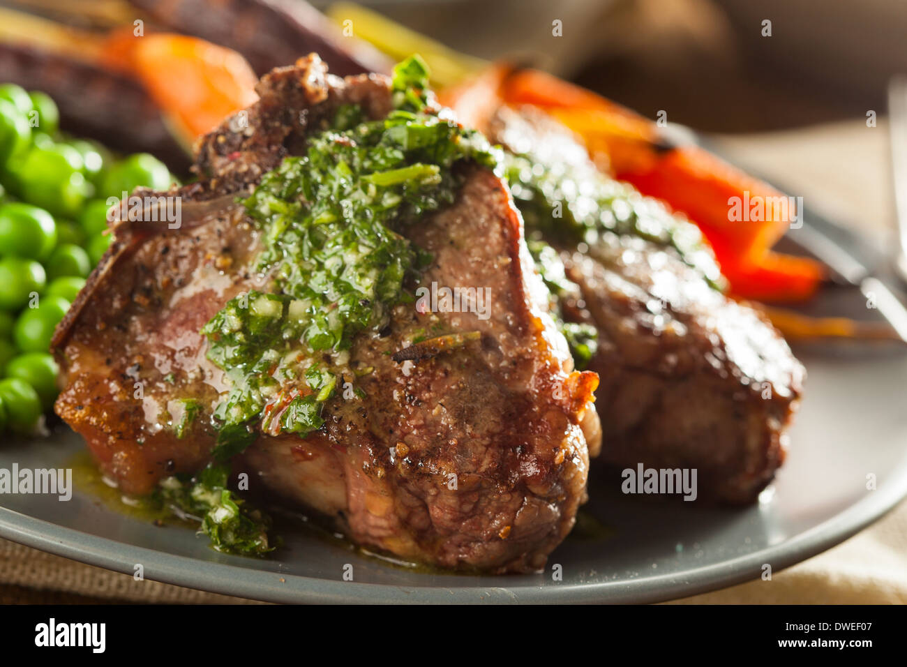 Hausgemachtes gekochtes Lamm-Koteletts mit Erbsen und Karotten Stockfoto