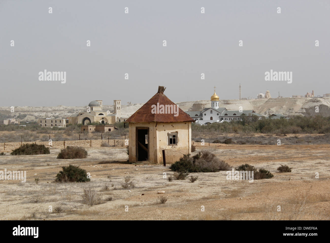 Ansicht der orthodoxen Kirchen über die israelische Grenze in das Taufbuch website Al-Maghtas offiziell bekannt als bethanien als den traditionellen Ort der Taufe Jesu durch Johannes den Täufer am östlichen Ufer des Jordan in Jordanien entfernt Stockfoto