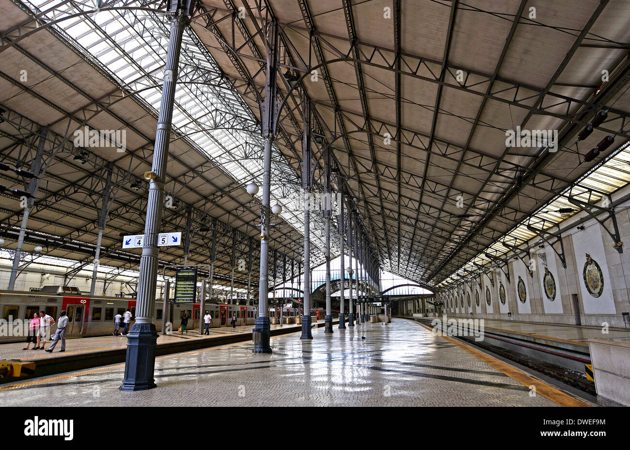 Innere des Rossio-Bahnhof Lissabon Portugal Stockfoto