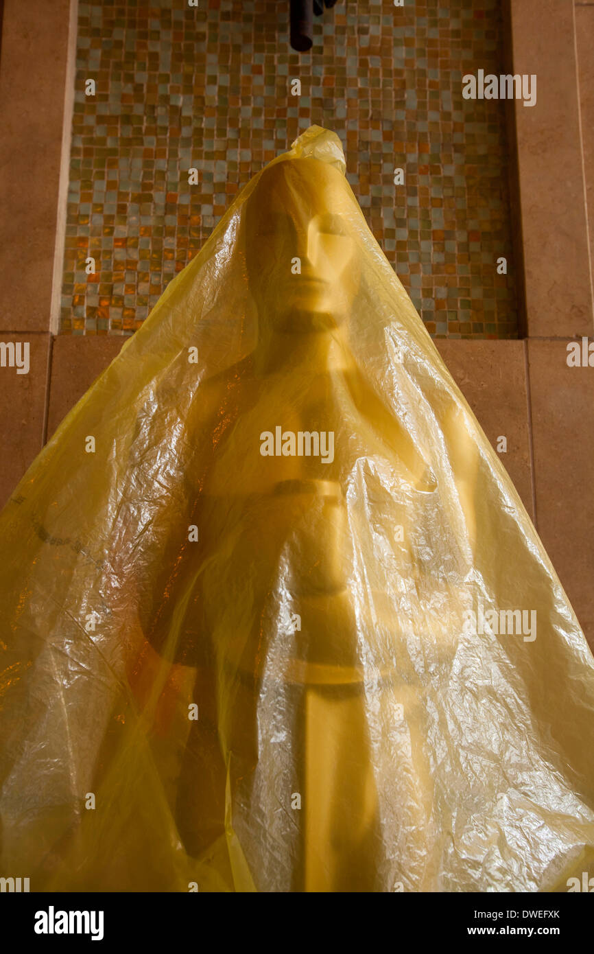 Oscar Statue in der Nähe von Kodak Theater, geschützt mit Plastik aus dem Regen, einige Tage vor der Academy Awards im Jahr 2014 Stockfoto