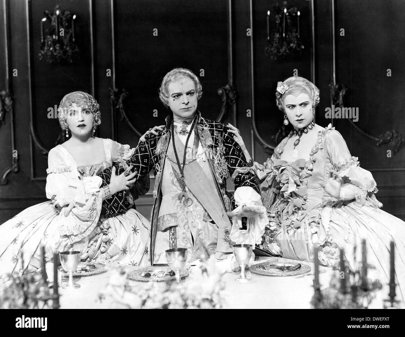 Bebe Daniels, Lowell Sherman und Lois Wilson, am Set des Stummfilms "Monsieur Beaucaire", 1924 Stockfoto