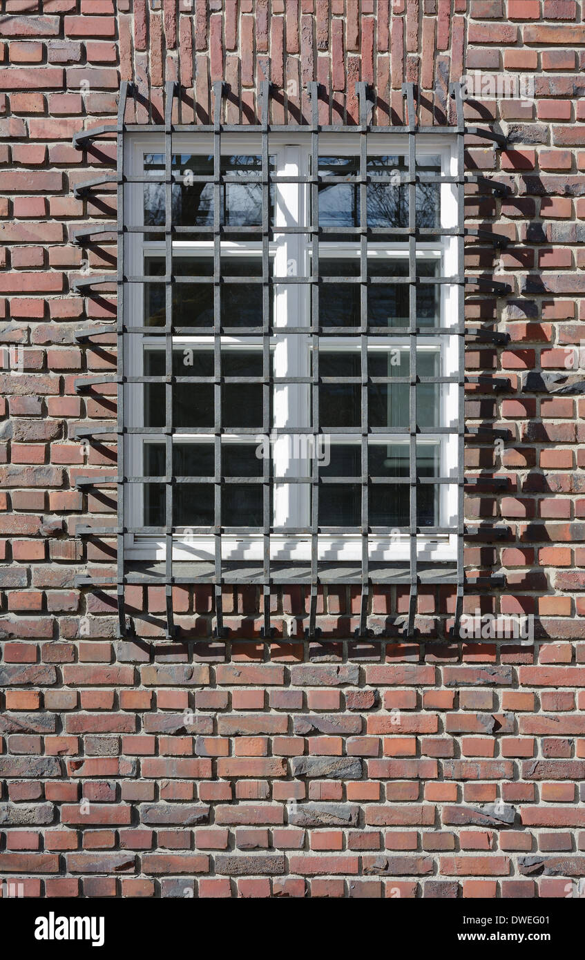 Ziegelwand mit Fenster-bearbeitetes Eisen-Schutz Stockfoto