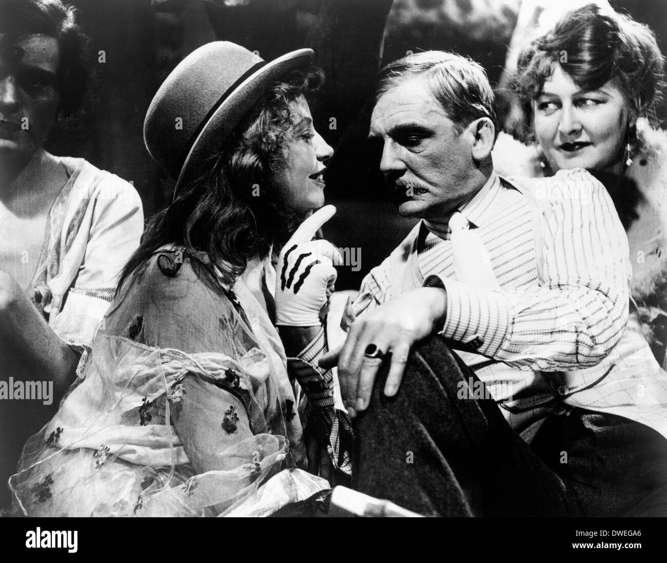 Carola Neher, Rudolf Forster und Valeska Gert, am Set des Films, "Die Dreigroschenoper" unter der Regie von G. W. Pabst, 1931 Stockfoto