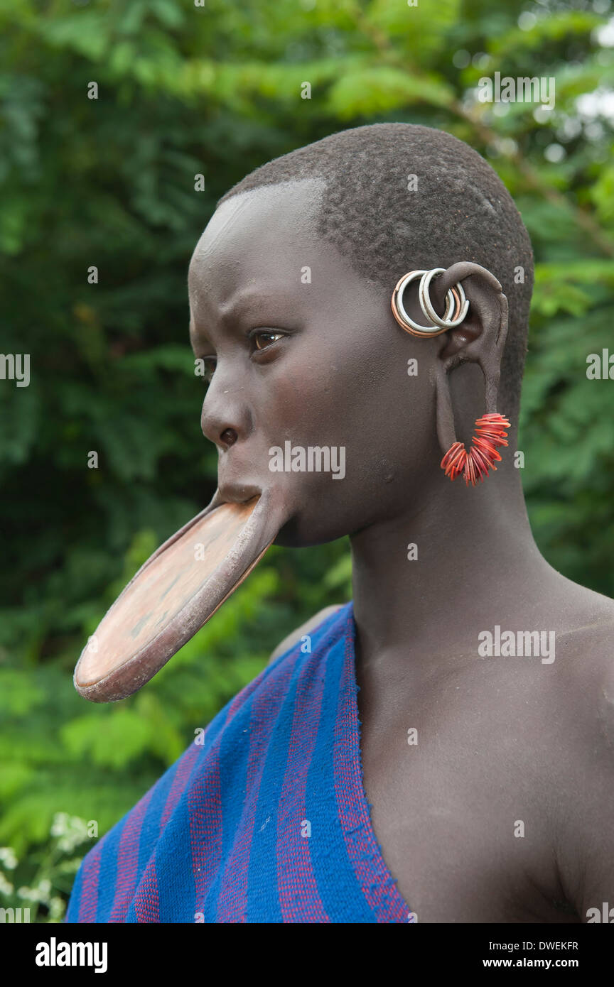 Surma woman with lip plate Fotos und Bildmaterial in hoher Auflösung