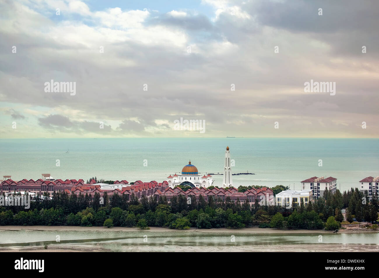 Masjid Selat Melaka Moschee auf der künstlichen Insel Pulau Melaka durch die Meerenge von Malacca Malaysia Luftbild Stockfoto