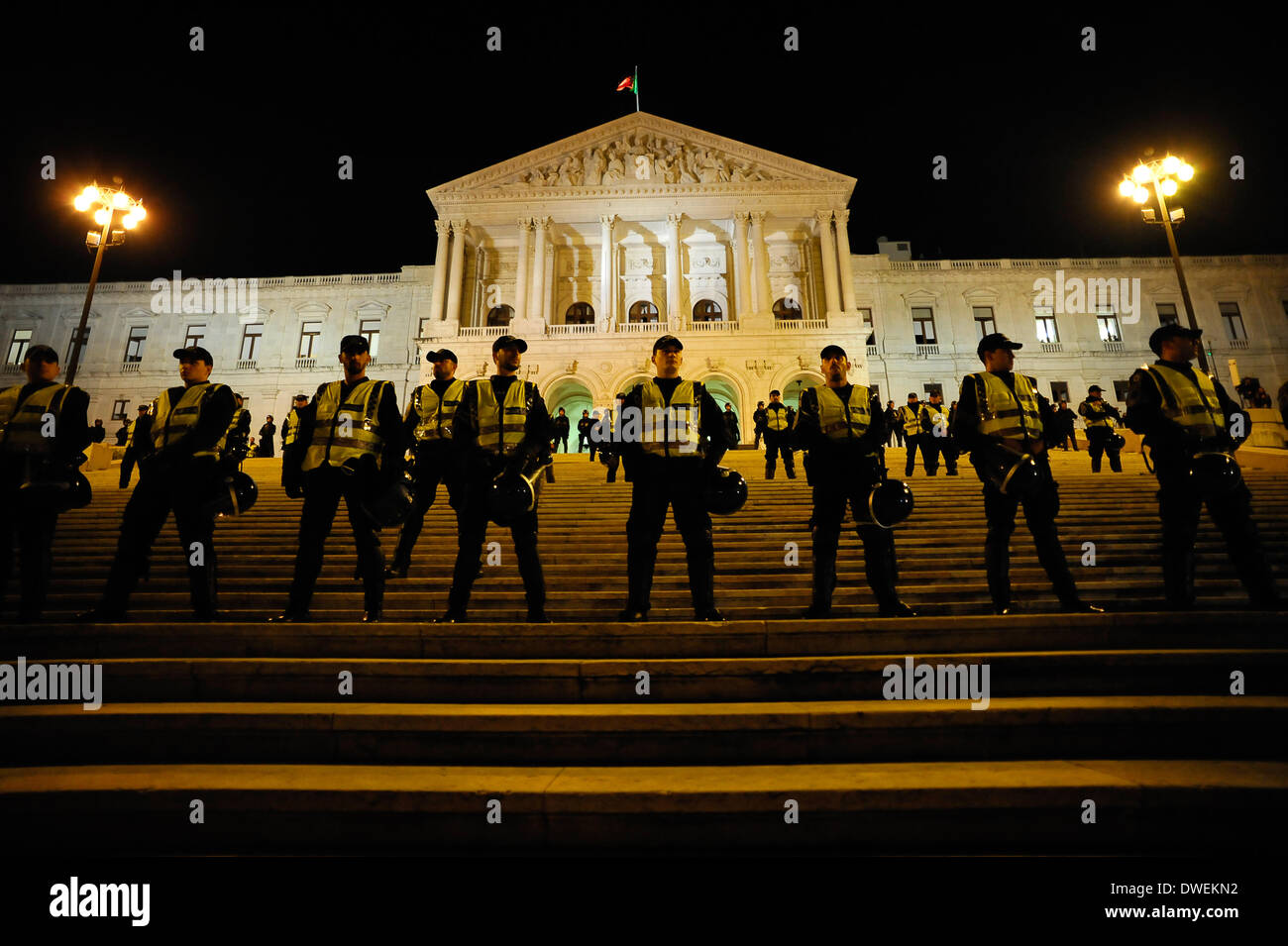 Lissabon, Portugal. 6. März 2014. Fünfzehn hundert Polizei Spezialeinheiten verteidigt die Treppen des Parlament es erforderlichen Angemessenheit der Polizei Polizei von Tausenden von Demonstranten bedeutet. Bildnachweis: João Nelson Ferreira/Alamy Live-Nachrichten Stockfoto