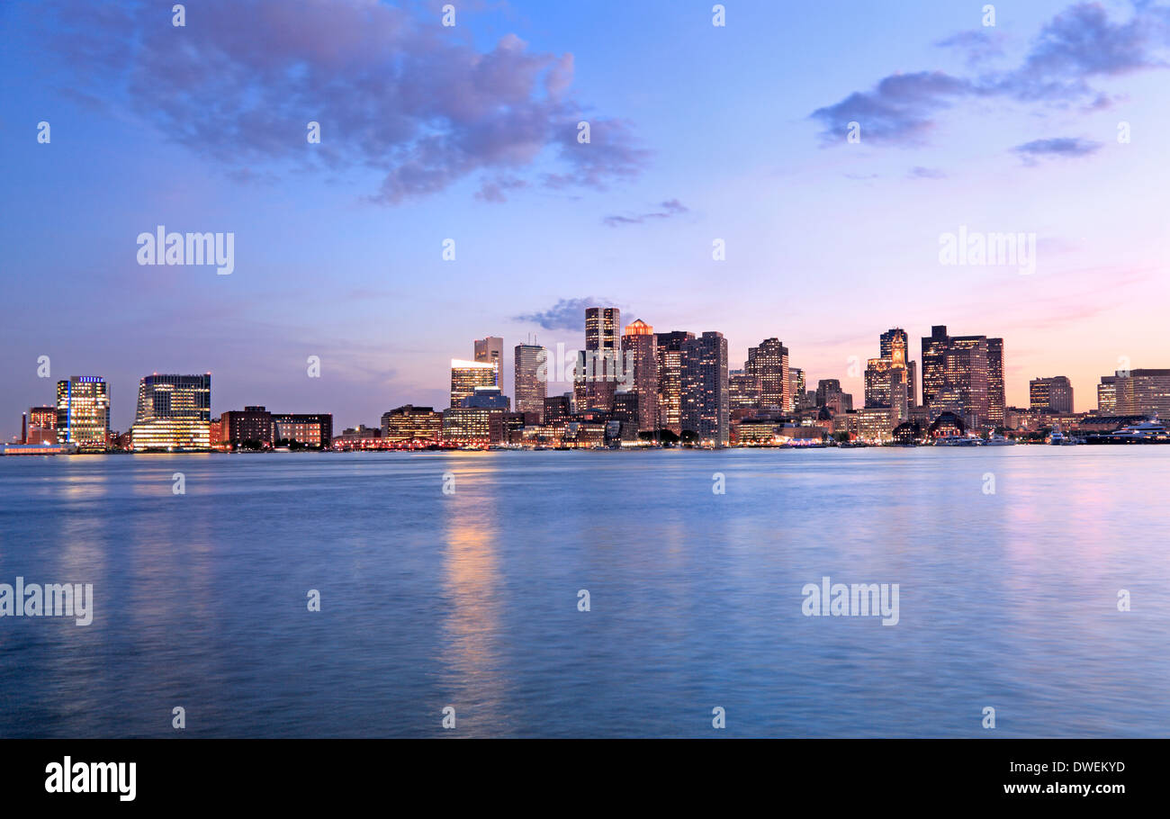 Skyline von Boston in der Abenddämmerung, Atlantik Stockfoto