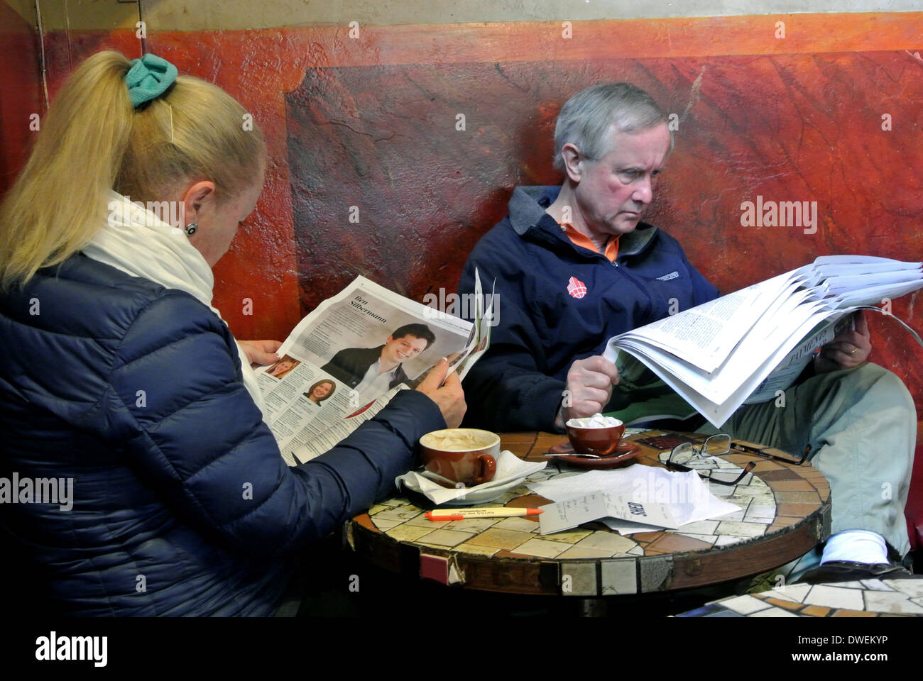 Mann und Frau Zeitung in San Francisco Café beim Kaffeetrinken Stockfoto