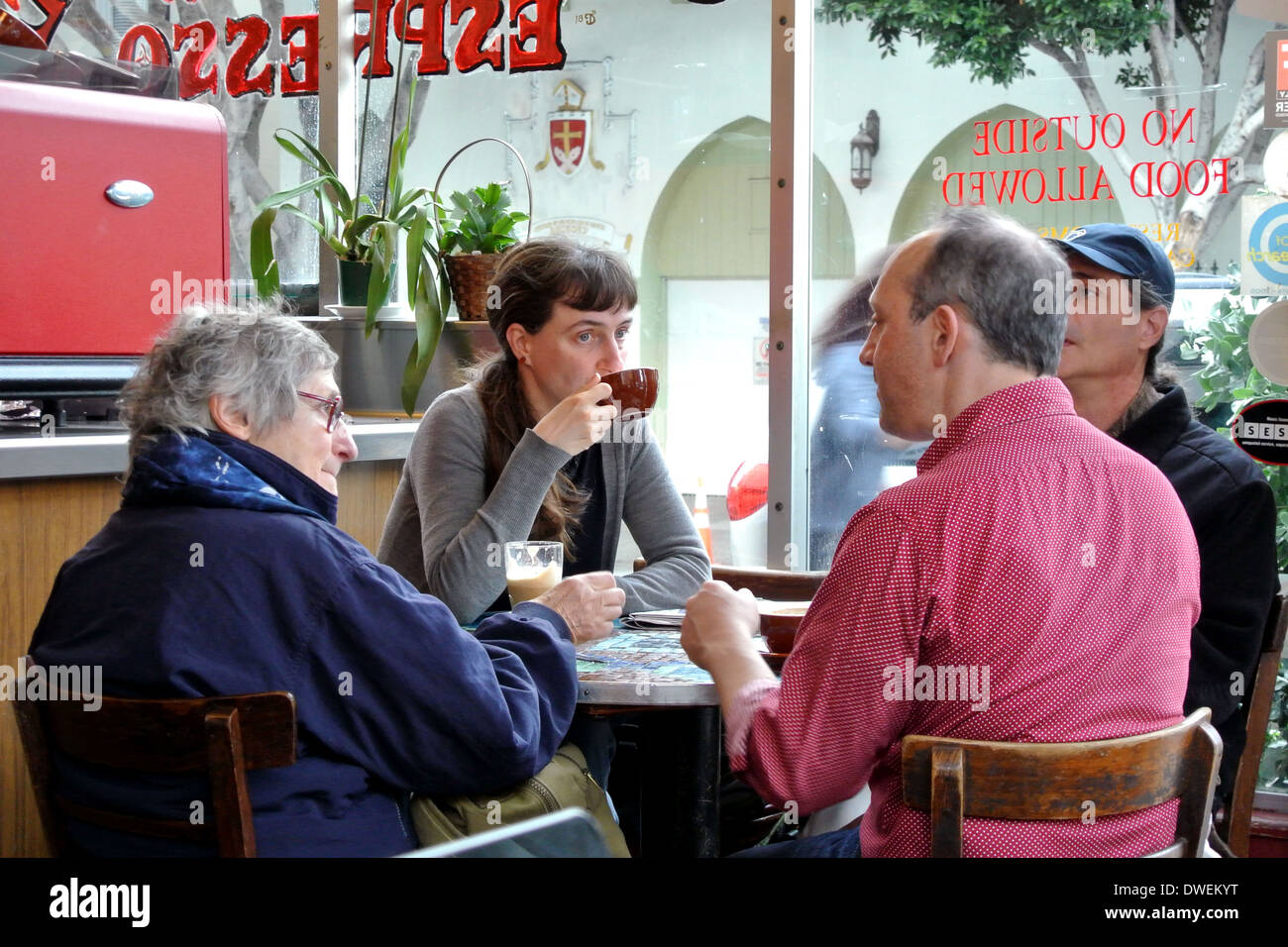 Gruppe von Menschen sprechen und trinken Kaffee im Cafe in San Francisco Stockfoto