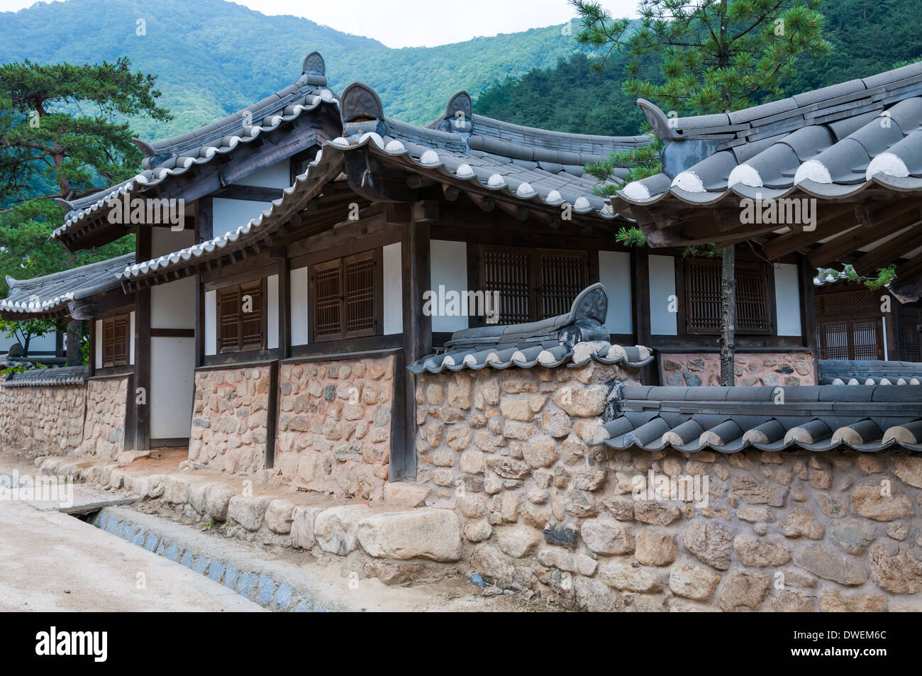 Traditionelle koreanische Architektur an einem historischen Dorf in Südkorea. Stockfoto