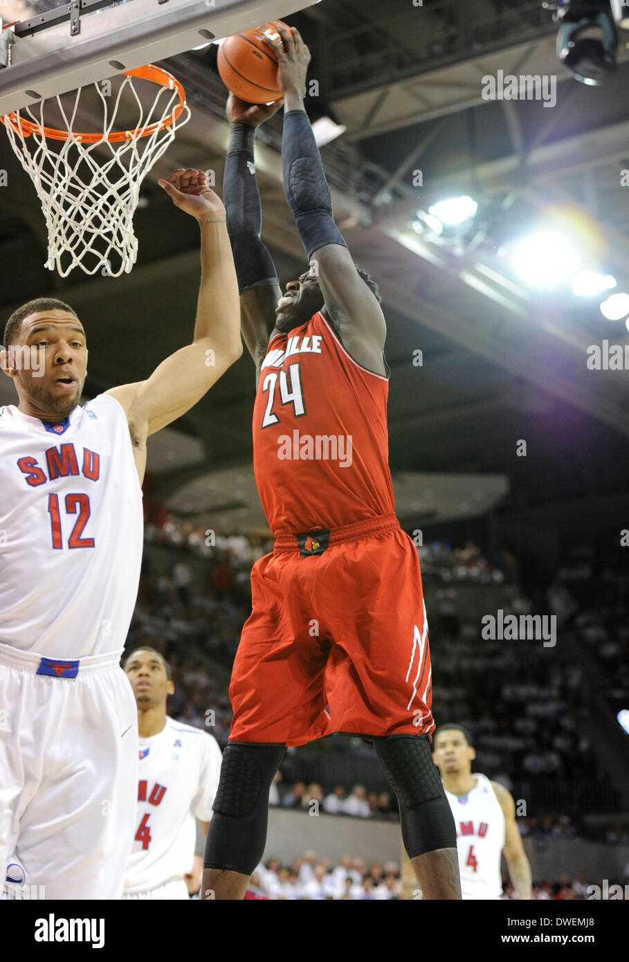 5. März 2014: Louisville Cardinals nach vorne Montrezl Harrell #24 19 Punkte bei einer NCAA Basketball-Spiel zwischen der University of Louisville Cardinals und die Southern Methodist University Mustangs im Moody Coliseum in Dallas, TX Louisville besiegte Southern Methodist 84-71 Stockfoto