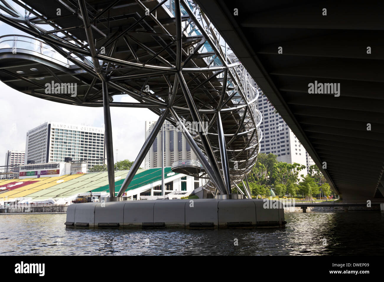 Unterseite der Bayfront Brücke und Helix-Brücke in Singapur. Helix-Brücke ist eine interessante Brücke, Fußgängerbrücke Stockfoto