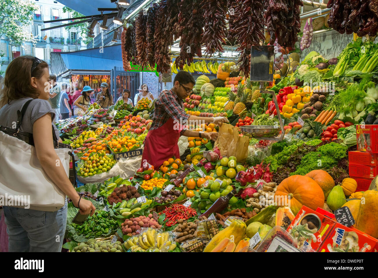 Der berühmte Region St Joseph Lebensmittelmarkt - Eixample Viertel von Barcelona - Katalonien Spanien Stockfoto