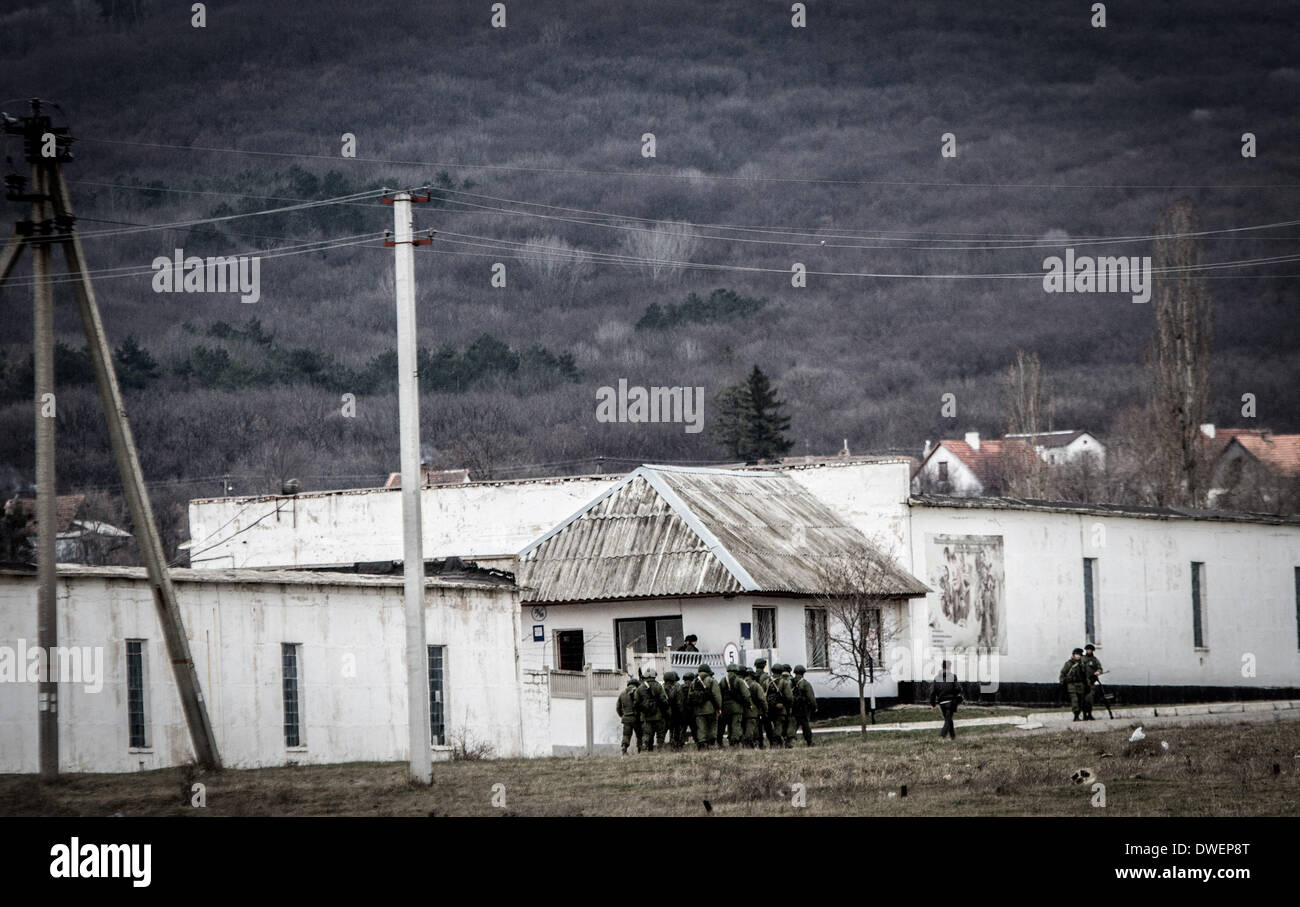 6. März 2014 - Streitkräfte sehr ähnlich mit ihrer Equipmen und einheitlich zu russischen special Opps umgeben und blockieren der ukrainischen Marine base in Perevalne (Credit-Bild: © Sergii Kharchenko/NurPhoto/ZUMAPRESS.com) Stockfoto