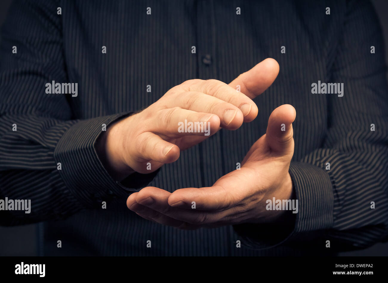 Mann mit dem Ausdruck ihres Dankes durch Händeklatschen Stockfoto