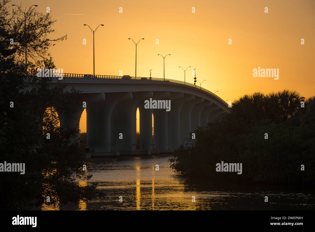 Wenn die Sonne untergeht, Köpfe der Verkehr über die Brücke und über den Indian River in Vero Beach, Florida. Stockfoto