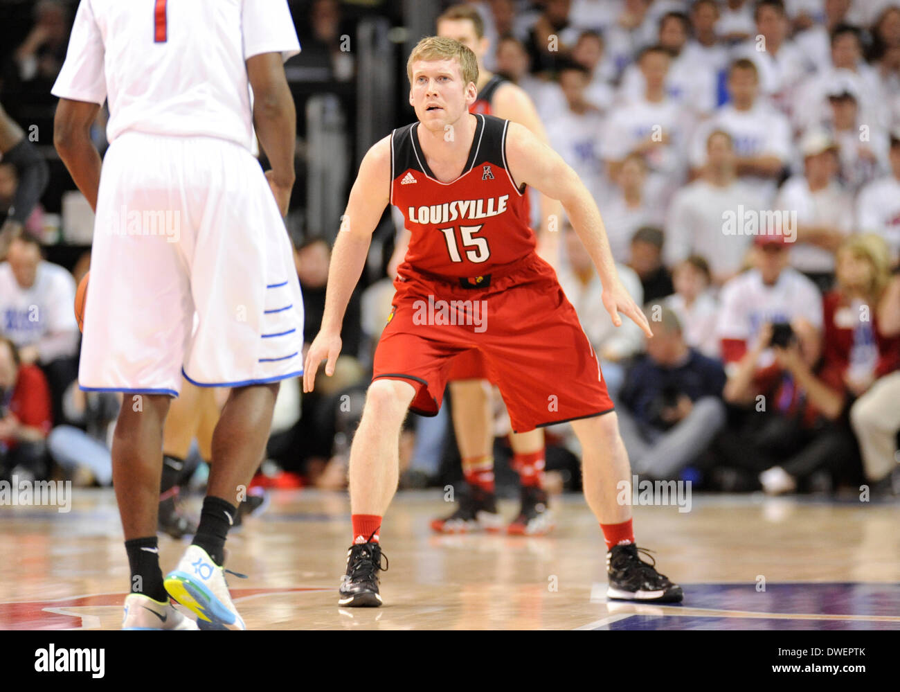 5. März 2014: Louisville Cardinals weiterleiten Tim Henderson #15 bei einer NCAA Basketball-Spiel zwischen der University of Louisville Cardinals und die Southern Methodist University Mustangs im Moody Coliseum in Dallas, TX Louisville besiegte Southern Methodist 84-71 Stockfoto