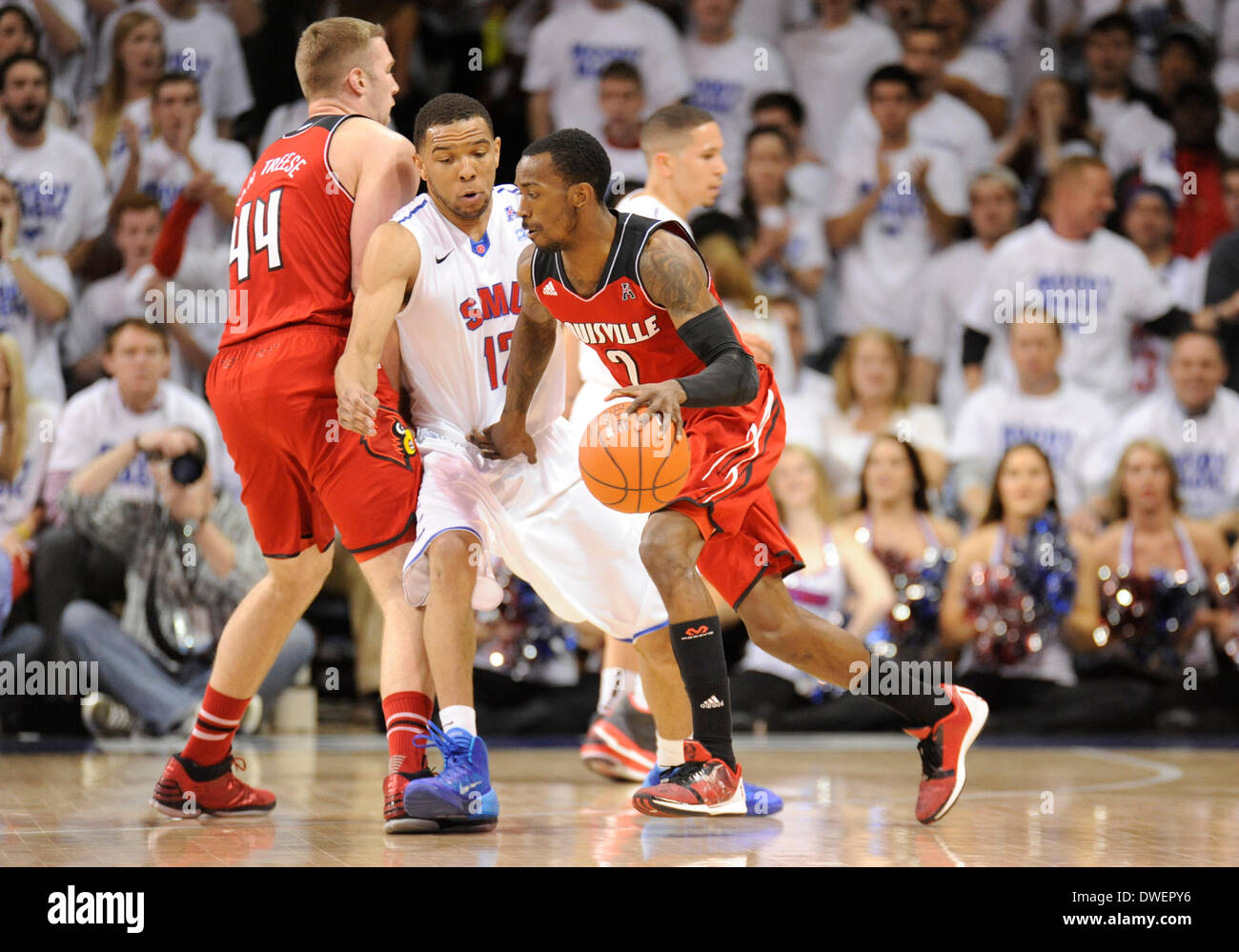 5. März 2014: Louisville Cardinals Wache Russ Smith #2 erzielte 26 Punkte bei einer NCAA Basketball-Spiel zwischen der University of Louisville Cardinals und die Southern Methodist University Mustangs im Moody Coliseum in Dallas, TX Louisville besiegte Southern Methodist 84-71 Stockfoto