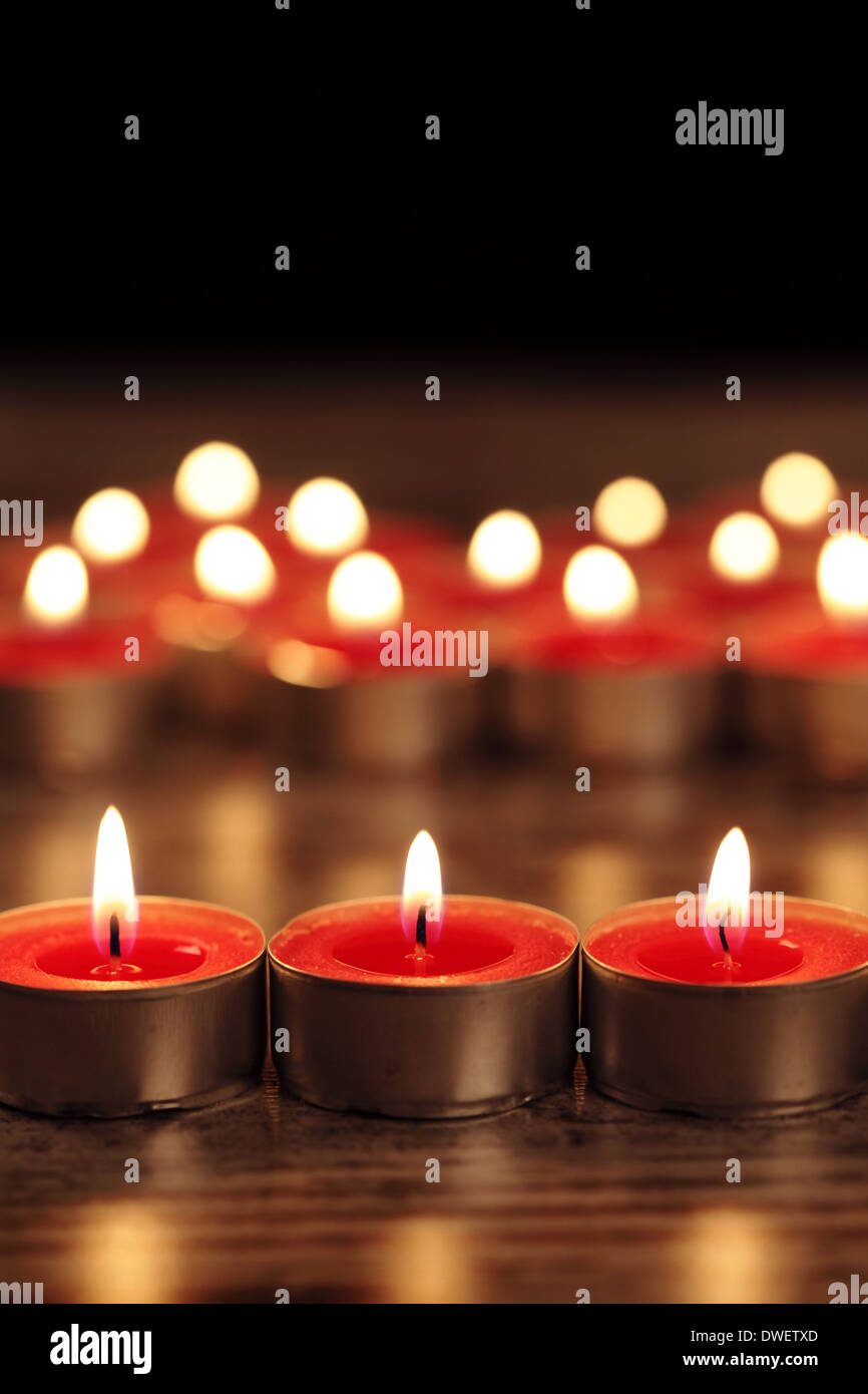 rote Kerze auf einem Holzfußboden Stockfoto