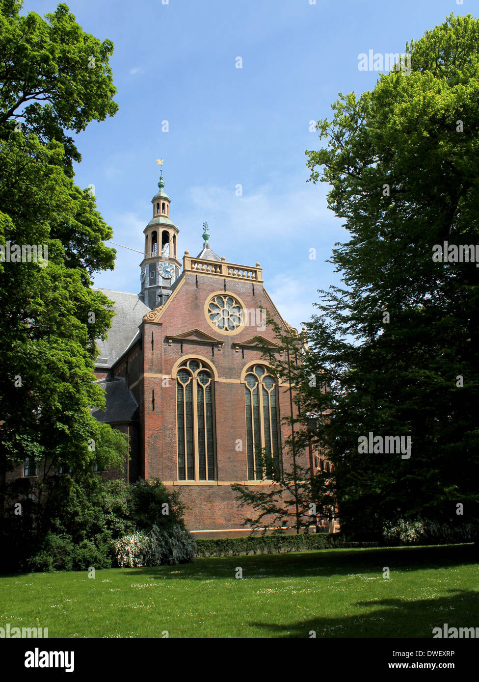 17. Jahrhundert Nieuwe Kerk (neue Kirche) in Groningen in den Niederlanden im Sommer Stockfoto