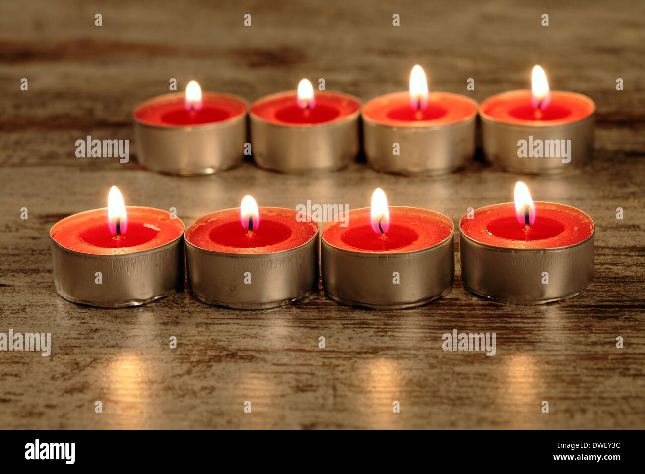 rote Kerze auf einem Holzfußboden Stockfoto