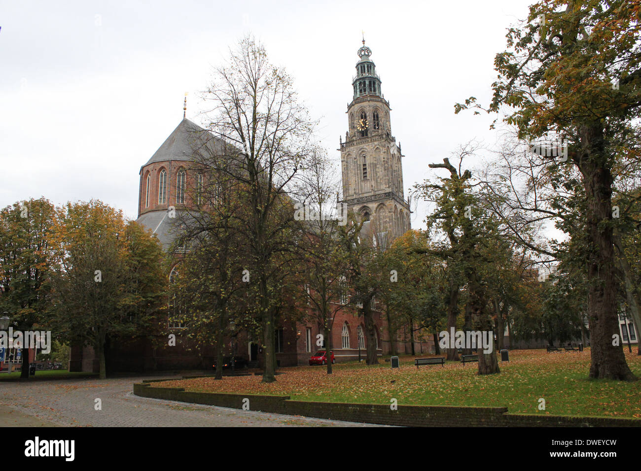 Mittelalterliche Martinikirche und Martinitoren Turm gesehen von Martinikerkhof im Herbst, Groningen, Niederlande Stockfoto