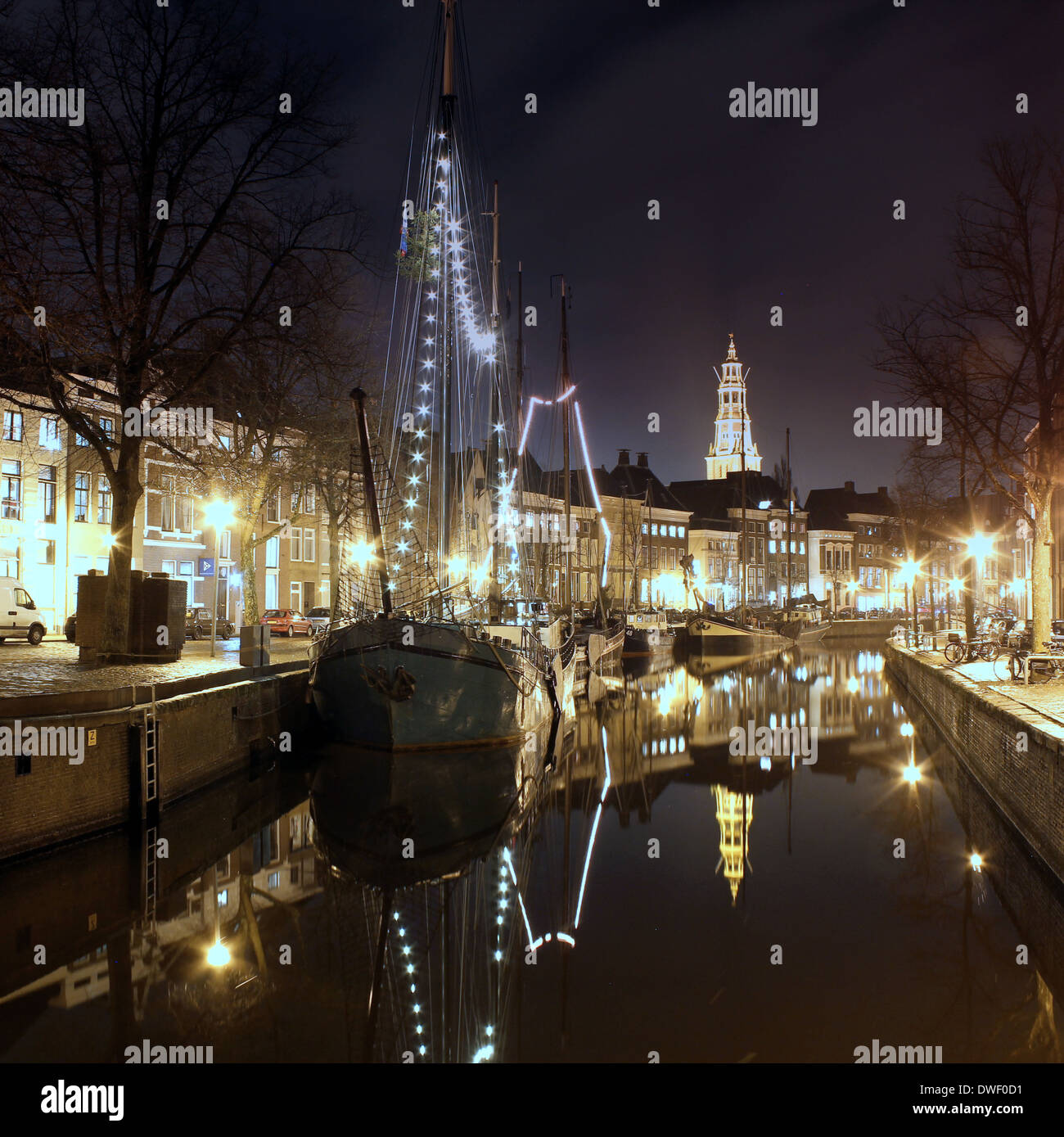 Kanal bei Hoge der A in Groningen, Niederlande in der Nacht Stockfoto