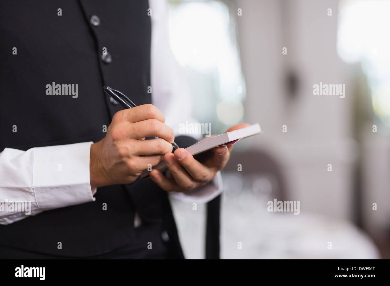 Kellner eine Bestellung Stockfoto