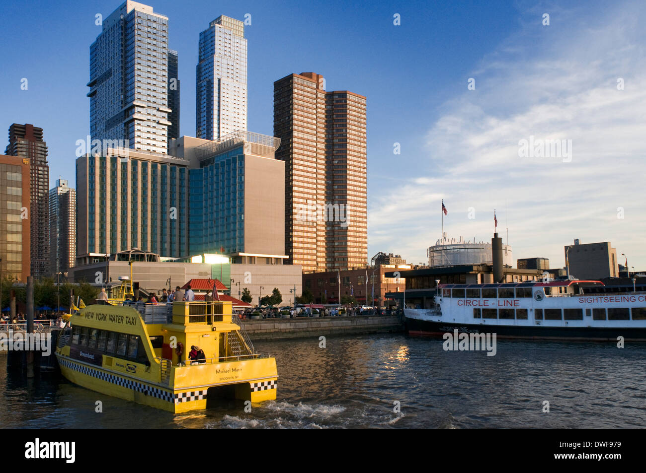 Ein Wassertaxi ist eines seiner Haltestellen in der Nähe der Intrepid Sea, Air & Space Museum auf dem Hudson River. Stockfoto