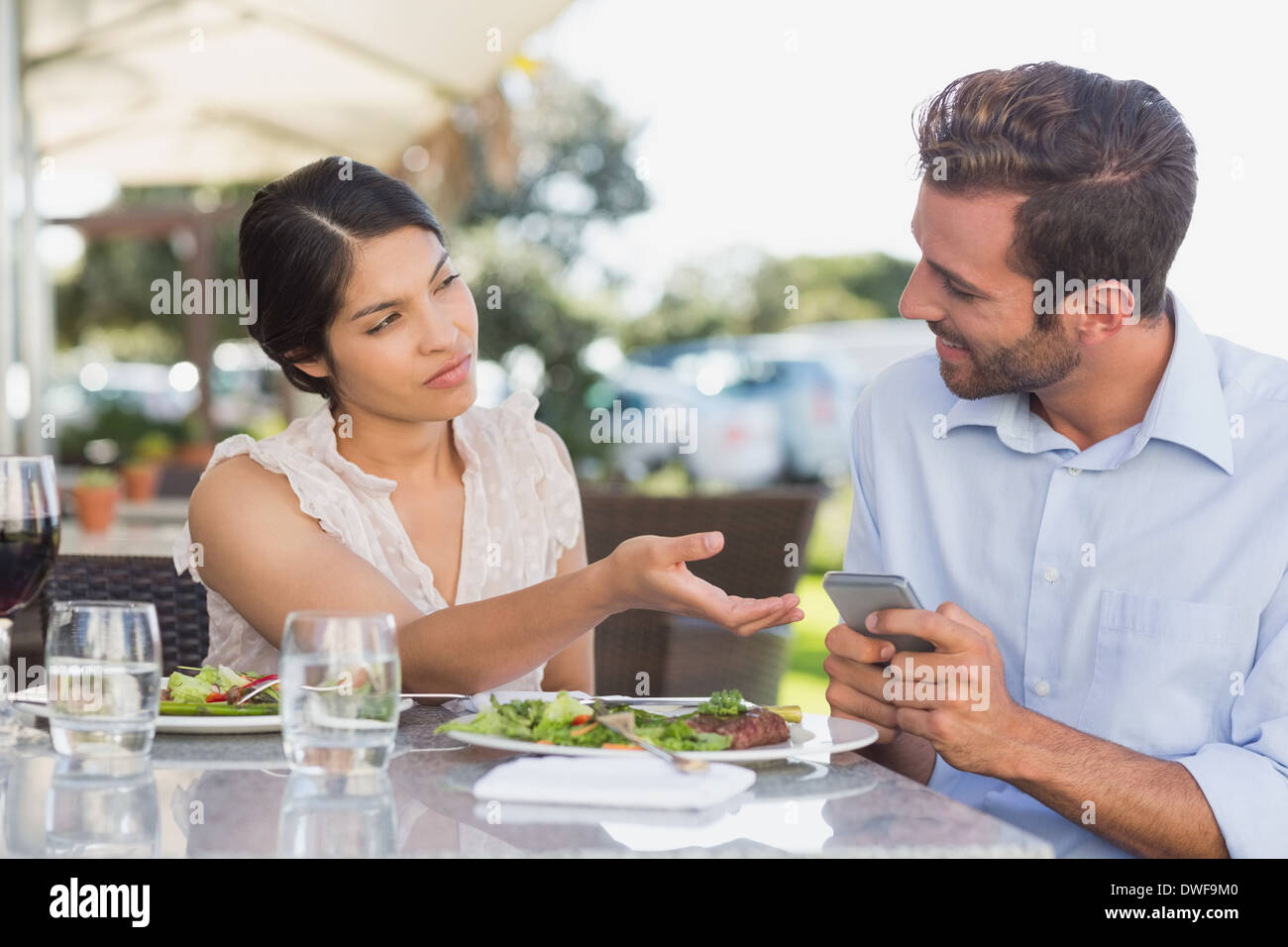 Verärgert Frau unter Telefon von ihrem date Stockfoto