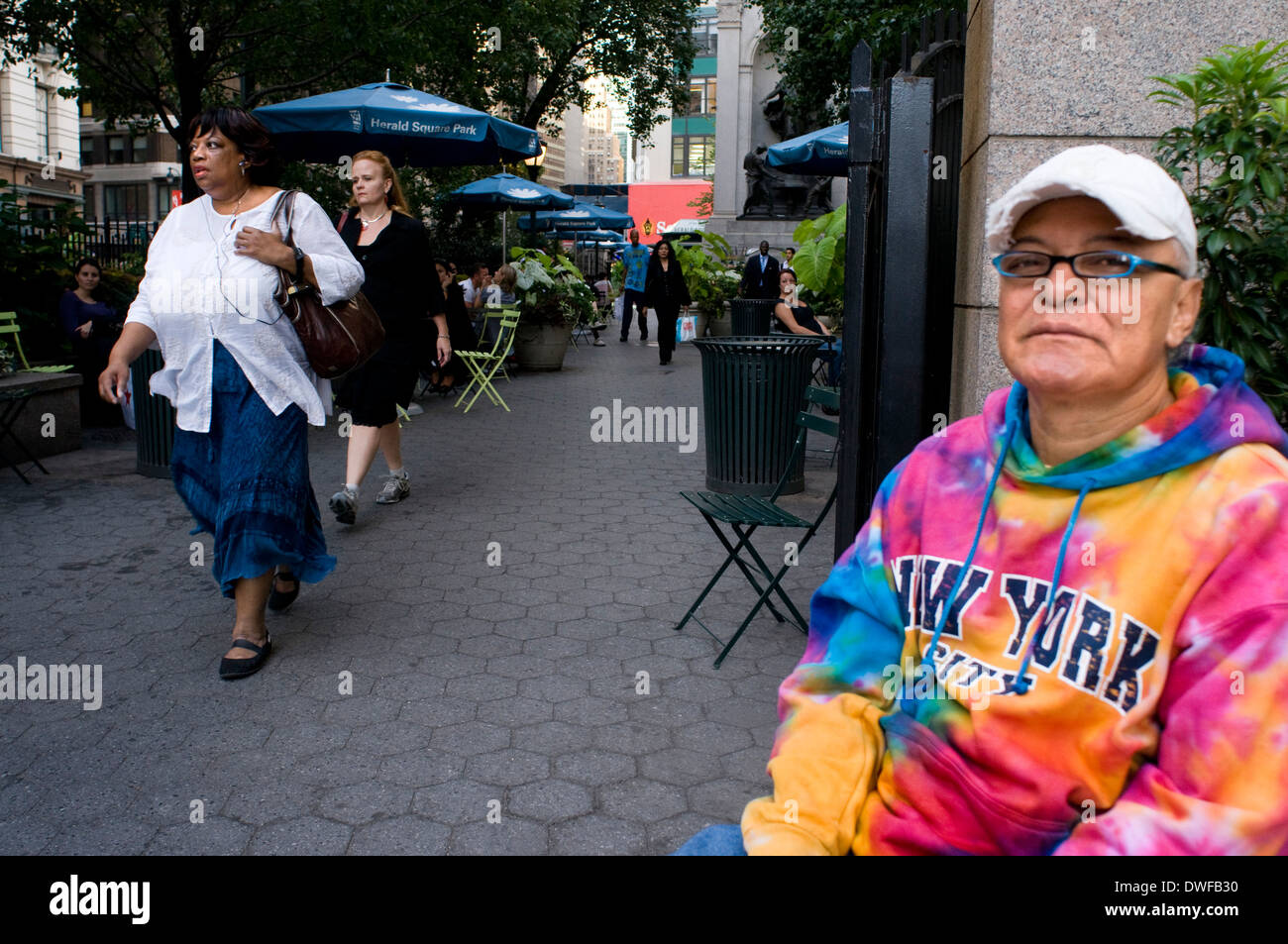 Ein Mode-Mann sitzt auf einer der zentralen Straßen von Chelsea. Kunstgalerien, Einkaufsmöglichkeiten und mehreren anderen Orten. Stockfoto