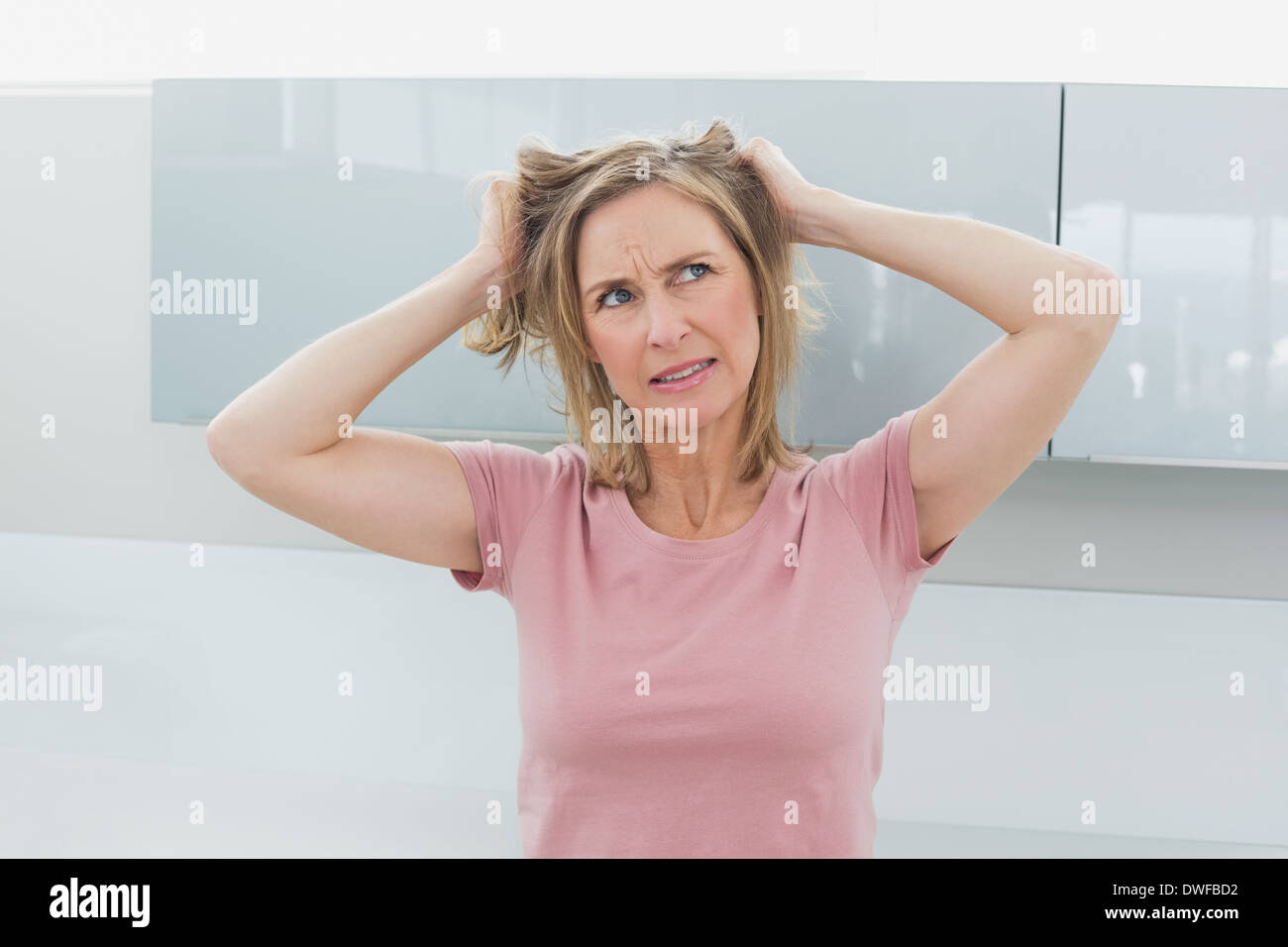 Unzufrieden Frau ihr Haar ziehen Stockfoto