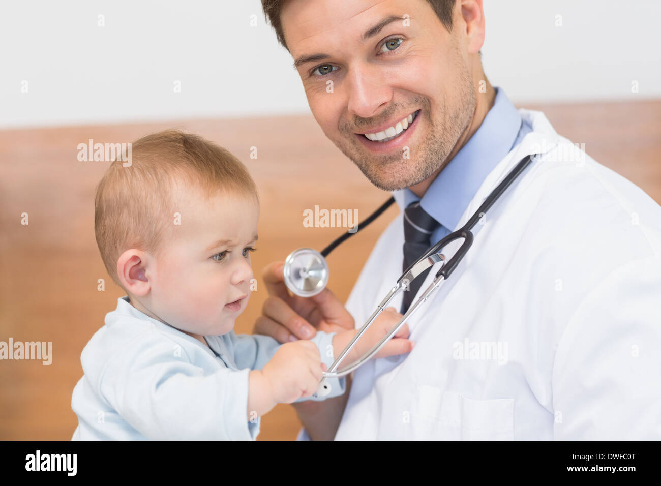Gut aussehend Kinderarzt halten Baby boy Stockfoto