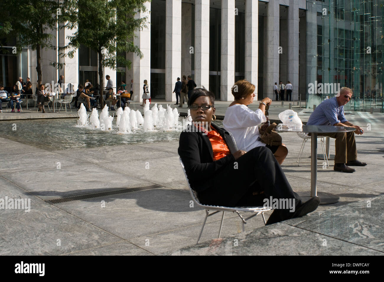 Die Leute nehmen eine Desanso in Grand Army Plaza. Grand Army Plaza (Grand Army Plaza). Dieser Platz wurde zu Ehren der Union A benannt. Stockfoto