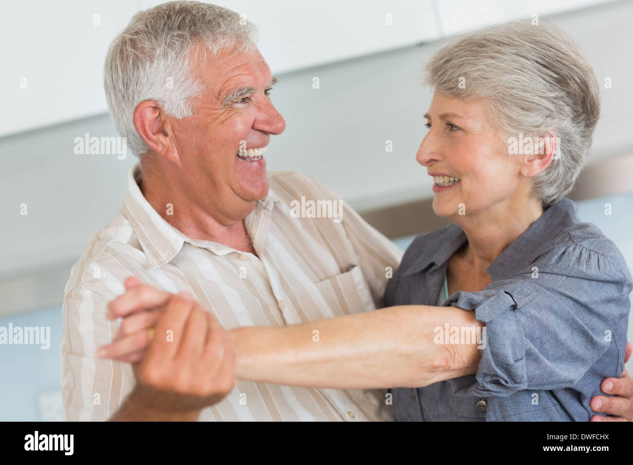Gerne älteres Paar zusammen tanzen Stockfoto