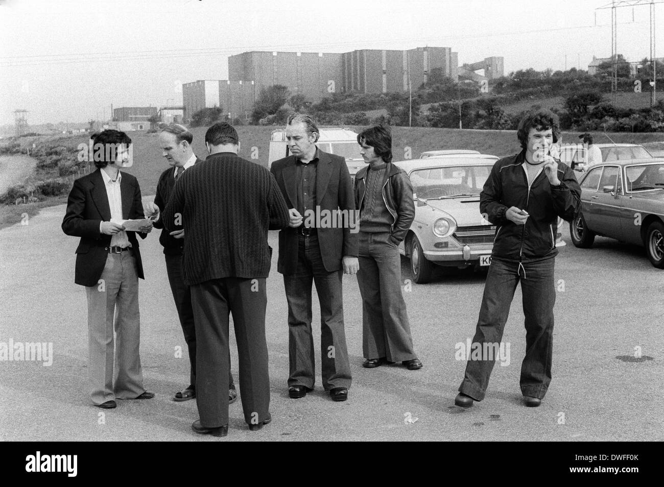 Zinnbergbau Cornwall 1978. Tin Miners erhalten Kündigungen, 2. Mann links ist ein Gewerkschaftsfunktionär, der Bergarbeitern in der Wheal Jane Tin Mine hilft. Im Hintergrund gesehen. HOMER SYKES AUS DEN 1970ER JAHREN Stockfoto