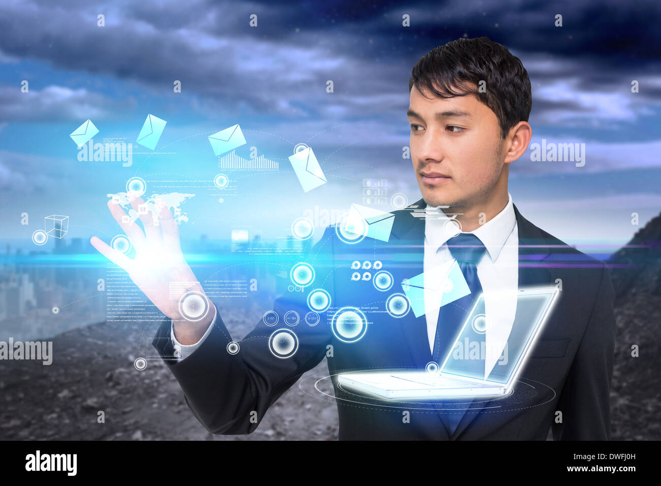 Asiatische Geschäftsmann berühren e-Mail Icons mit laptop Stockfoto