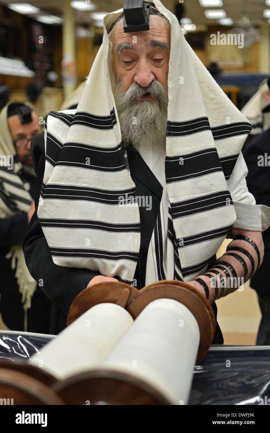 Religiösen jüdischer Mann segnet die Thora Lubawitsch Hauptquartier in Brooklyn, New York. Stockfoto